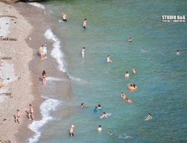 Αργολίδα: Οι παραλίες τα μόνα γεμάτα «εκλογικά κέντρα» (φωτο)